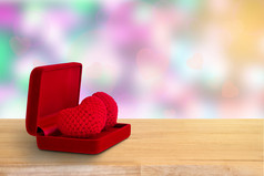 红色的心红色的盒子木地板上情人节rsquo一天背景
