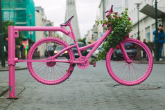 粉红色的自行车门雷克雅维克街道冰岛