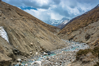美丽的石头河的<strong>喜马拉雅</strong>山脉春天阳光明媚的一天nepalbeautiful石头河的<strong>喜马拉雅</strong>山脉春天阳光明媚的一天尼泊尔