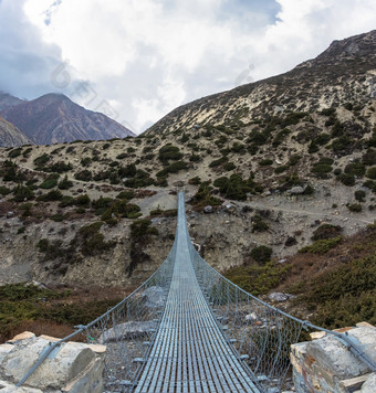 长金属悬架桥在的河的喜马拉雅山脉<strong>尼泊尔</strong>