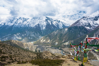 美丽的山景观与巴格马蒂河喜马拉雅山脉春天一天尼泊尔的前景明亮<strong>彩色</strong>的<strong>旗帜</strong>