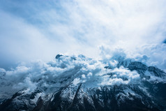 雪山山峰和白色云的喜马拉雅山脉尼泊尔