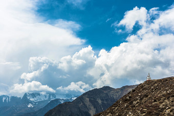 山景观与白色石头佛塔喜马拉雅山脉尼泊尔