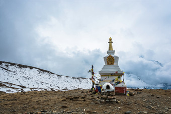 的伟大的石头佛教<strong>佛塔</strong>对的<strong>背景</strong>的多云的天空喜马拉雅山脉尼泊尔