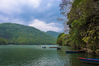 风景<strong>如</strong>画的phewa湖与色彩斑斓的船安静的<strong>春天</strong>晚上博卡拉尼泊尔