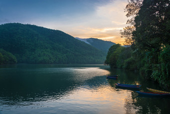 风景<strong>如</strong>画的phewa湖与色彩斑斓的船安静的<strong>春天</strong>晚上博卡拉尼泊尔