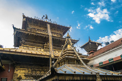 屋顶老佛教寺庙对蓝色的天空与白色云尼泊尔