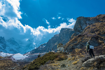 马南nepal-april旅游方法米拉日巴洞穴阳光明媚的一天4月马南尼泊尔