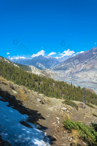 美丽的山景观俯瞰的巴格马蒂河阳光明媚的一天尼泊尔