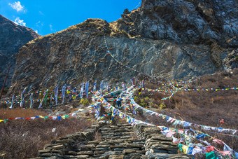 石头<strong>楼梯装饰</strong>与色彩斑斓的旗帜和领先的米拉日巴洞穴尼泊尔