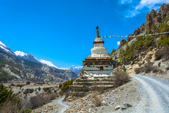 <strong>大石头</strong>佛塔的边缘山路的喜马拉雅山脉尼泊尔