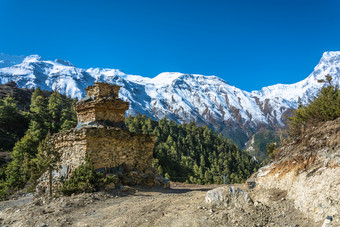 大石头佛塔的边缘山路的喜马拉雅山脉尼泊尔