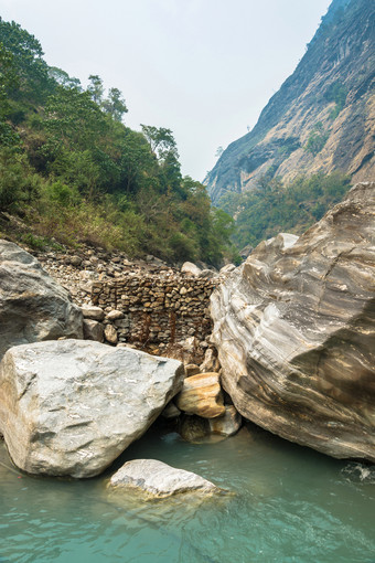 巨大的岩石山河的喜马拉雅山脉的春天一天尼泊尔