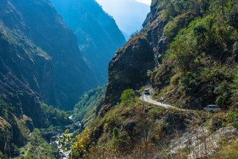 美丽的山景观与深喉咙春天一天喜马拉雅山脉尼泊尔