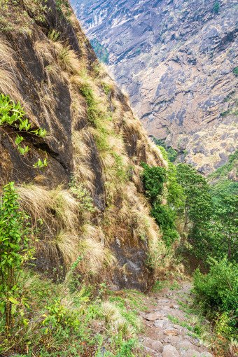 狭窄的岩石小道在高悬崖的喜马拉雅山脉尼泊尔