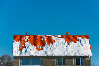 明<strong>亮</strong>的<strong>橙色</strong>屋顶覆盖与雪蓝色的天空背景
