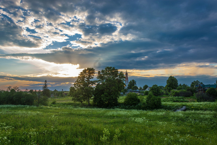 美丽的日落在的村米哈伊洛夫斯科耶伊凡诺沃图片