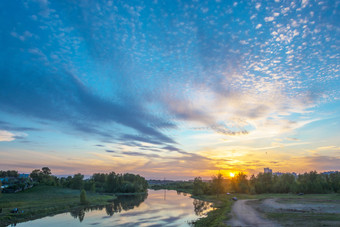 伊凡诺沃城市伊凡诺沃地区俄罗斯- - - - - - - - -美丽的橙色日落的介绍河伊凡诺沃城市伊凡诺沃地区俄罗斯