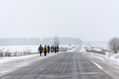小集团游客去沿着的路强大的暴风雪