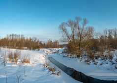 美丽的景观与小河冬天阳光明媚的一天