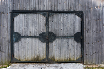 大木门黑色的铁框架与开放锁的中间