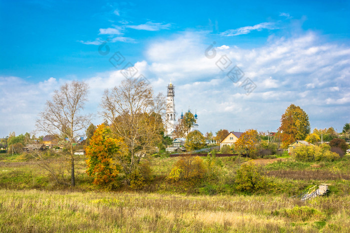 美丽的秋天景观的村米哈伊洛夫斯科耶伊凡诺沃地区俄罗斯