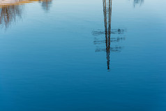 美丽的反射的权力行的蓝色的镜子光滑的表面的河