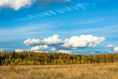 秋天景观与美丽的云蓝色的背景10月一天
