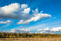 秋天景观与美丽的云蓝色的背景10月一天