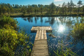木人行桥小湖与明亮的太阳眩光的水