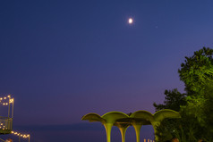视图从的路堤雅尔塔的明亮的月亮的蓝色的晚上天空克里米亚