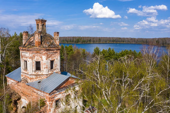的无人机视图的上部分的half-dispersed教堂的银行的介绍储层春天一天的村自我伊凡诺沃地区俄罗斯