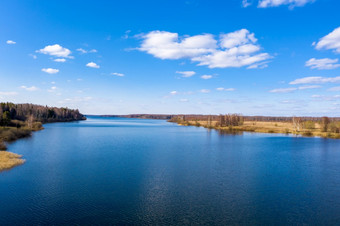 宽介绍储层与蓝色的水的反映了天空伊凡诺沃地区俄罗斯