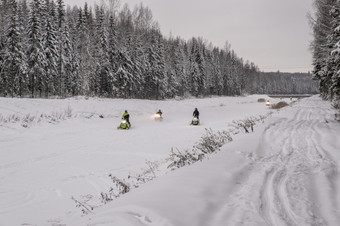<strong>雪地赛车</strong>的伏尔加-乌沃德运河多云的冬天一天俄罗斯