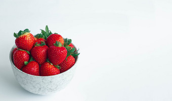新鲜的草莓与绿色离开头白色大理石瓷碗白色背景与复制空间为横幅