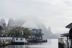 的前的港口桥是覆盖重雾雾的早....从圆形旋转视图点悉尼澳大利亚