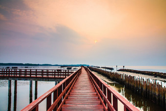 红色的桥旅行早....海和海滩阳光美自然