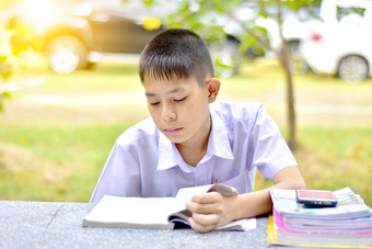 教育研究亚洲男孩读书的表格的早....学校研究了科学数学和数学之前试验