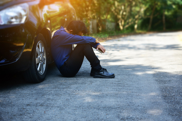 但是失望和难过坐着旁边的车图片