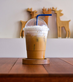 冰咖啡木表格咖啡商店食物和喝
