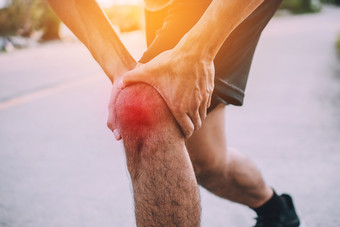 男人。跑步者慢跑为锻炼早....但事故膝盖疼痛而运行体育运动和健康的