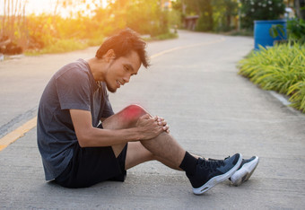 男人。跑步者慢跑为锻炼早....但<strong>事故</strong>膝盖疼痛而运行体育运动和健康的