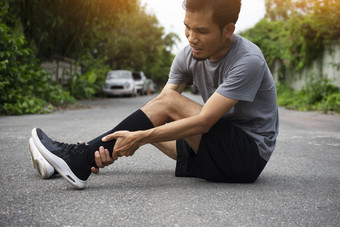 跑步者是脚踝受伤当运行为锻炼人体育运动健康的