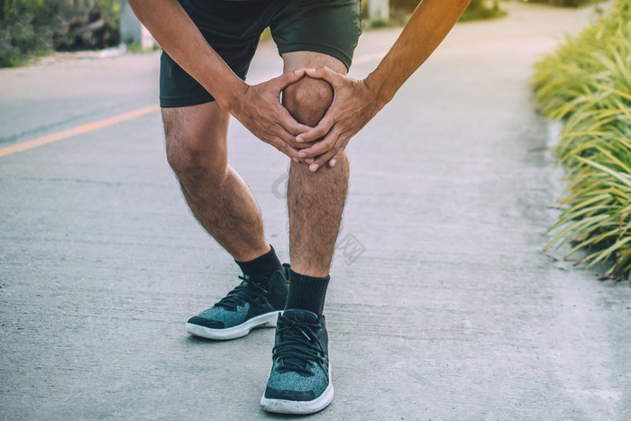 跑步者膝盖疼痛当运行人体育运动健康的
