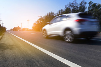 汽车是驱动高速度道路的路延伸向前在那里空间和行视线