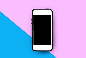 智能手机粉红色的背景和概念人是使用移动电话买产品和联系朋友onlinepeople使用移动手机使购买在线智能手机购物在线