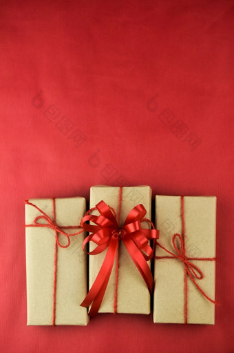 礼物盒子红色的背景为快乐圣诞节棕色（的）礼物盒子为快乐新yeargift盒子红色的背景为快乐圣诞节棕色（的）礼物盒子为快乐新一年
