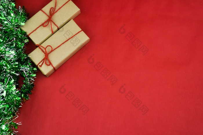 礼物盒子红色的背景为快乐圣诞节棕色（的）礼物盒子为快乐新yeargift盒子红色的背景为快乐圣诞节棕色（的）礼物盒子为快乐新一年