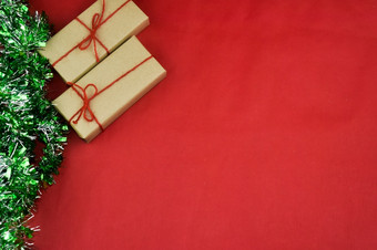 <strong>礼物</strong>盒子红色的背景为快乐圣诞节棕色（的）<strong>礼物</strong>盒子为快乐新yeargift盒子红色的背景为快乐圣诞节棕色（的）<strong>礼物</strong>盒子为快乐新一年
