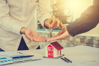 推销员给关键房子客户概念业务贷款金融投资家庭租金保险